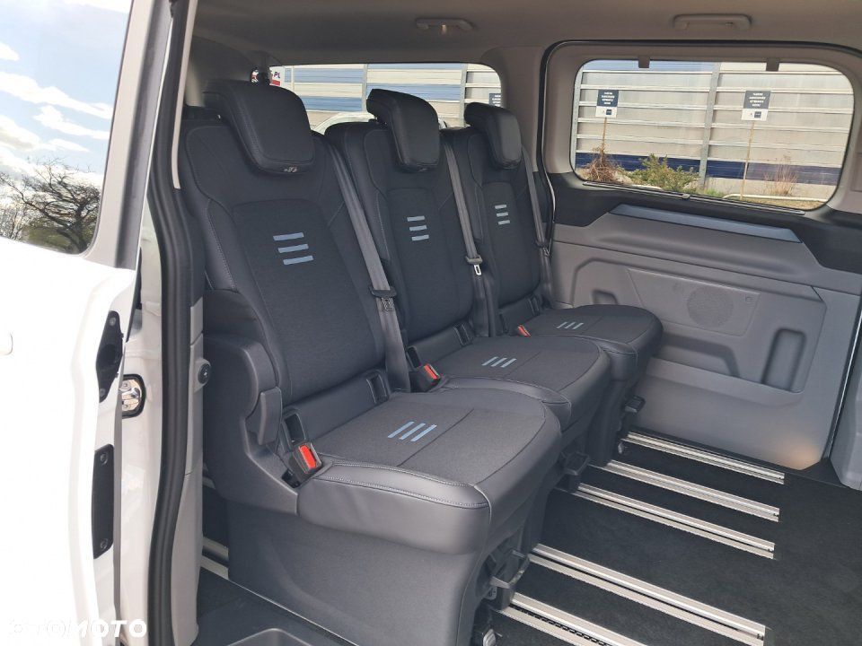 Ford Tourneo Custom - 13