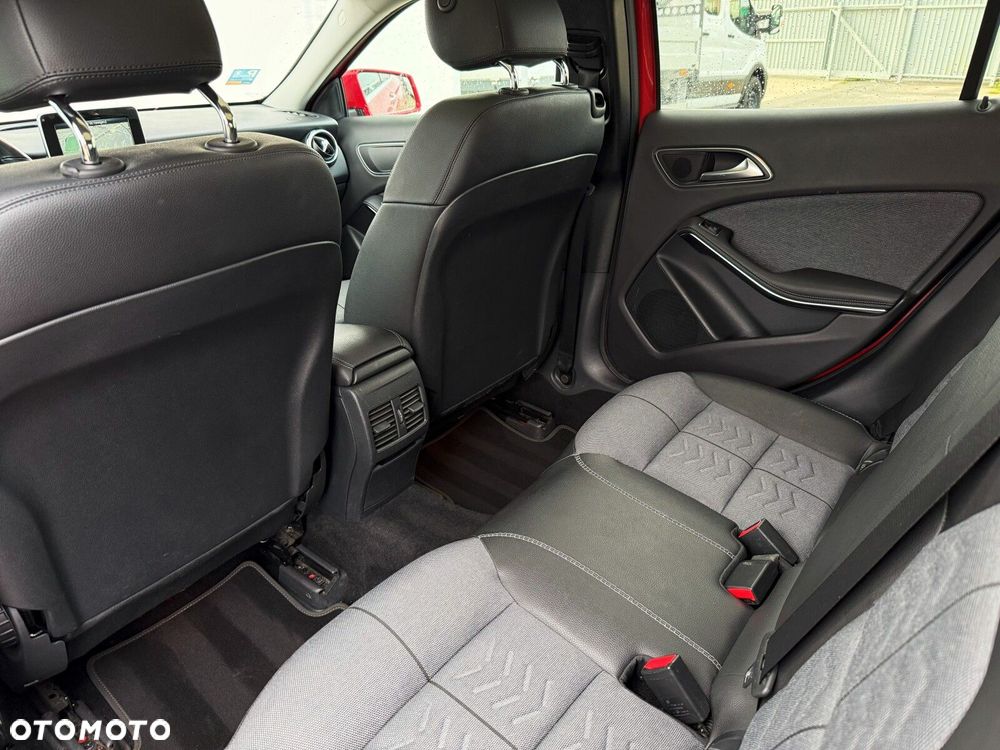 Mercedes-Benz GLA 200 7G-DCT Style - 32