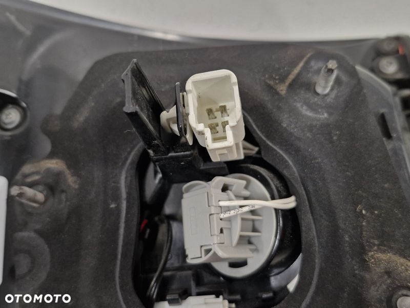 toyota avensis t27 lift t29 kombi lampa prawa tylna prawy tył w błotnik - 9