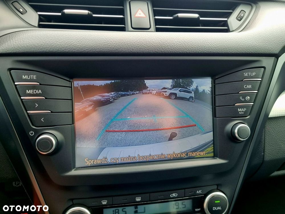 Toyota Avensis 1.8 Premium MS - 20