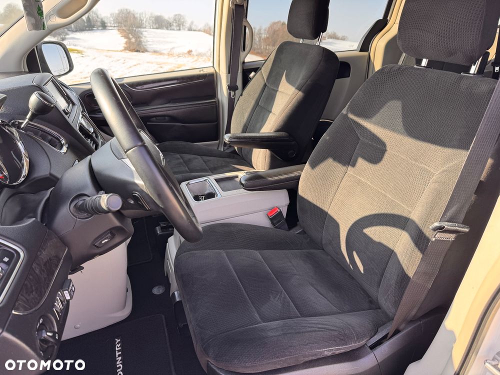 Chrysler Town & Country - 7