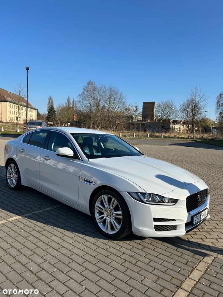 Jaguar XE 2.0 D Portfolio - 5