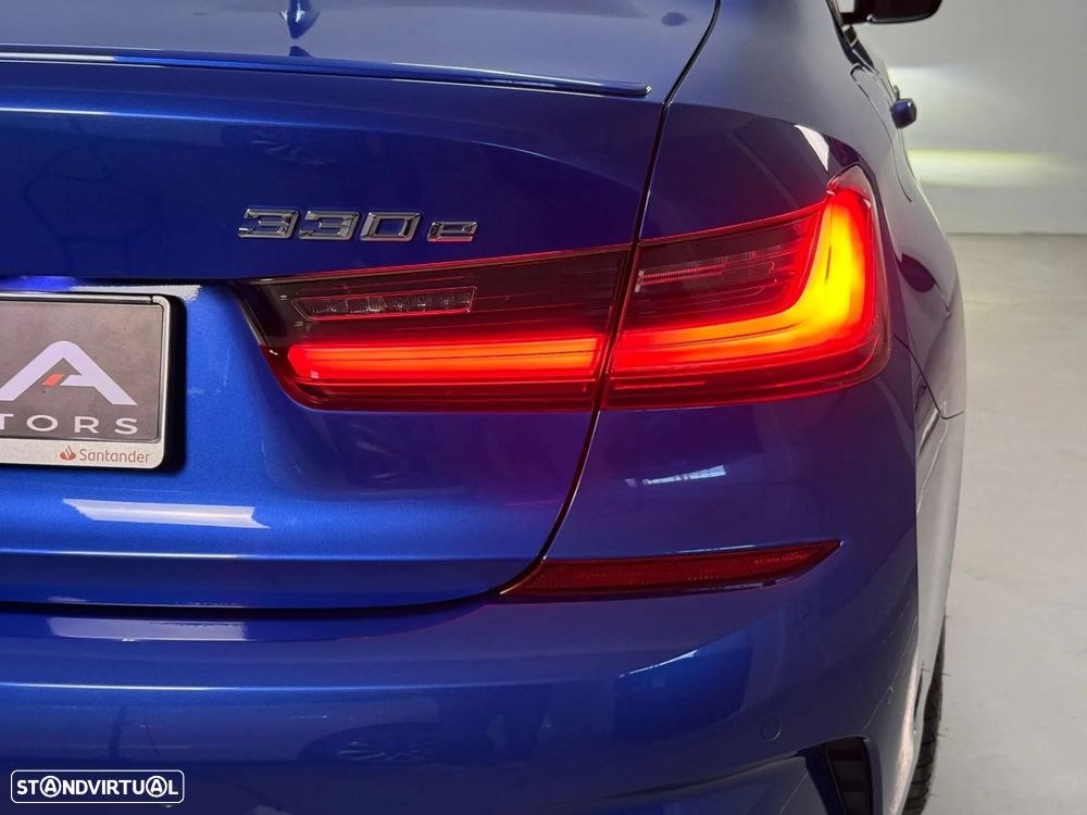 BMW 330 e Touring Pack Desportivo M Auto - 30