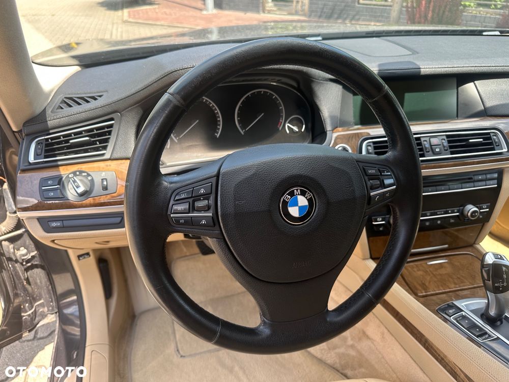 BMW Seria 7 740i - 23