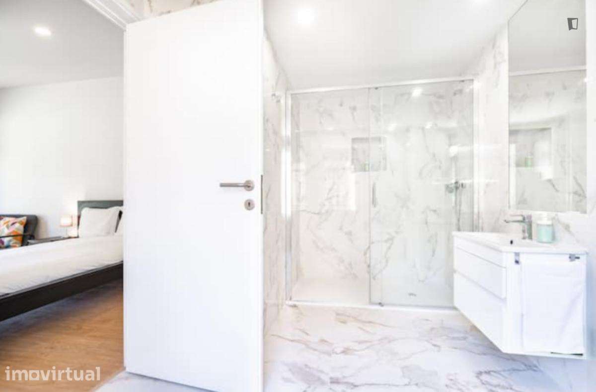 Quarto - localizado em Lordelo do Ouro Porto - Grande imagem: 4/24