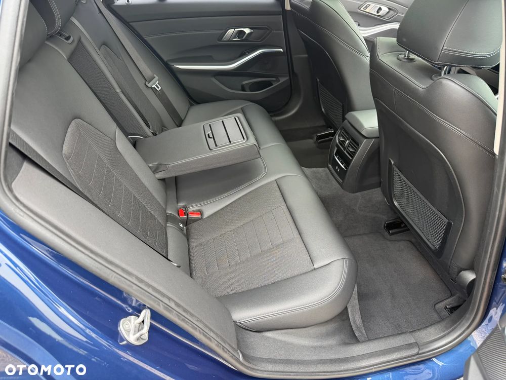 BMW Seria 3 320e M Sport - 32