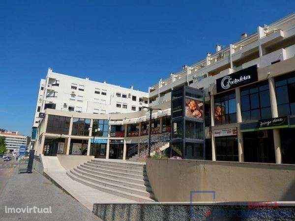 Loja com 98m², localizada no Centro Comercial Fontedeira, em Portal... - Grande imagem: 4/26