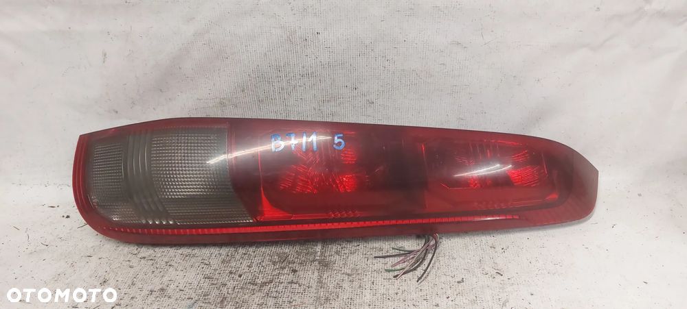 .  TYL TYLNA LAMPA PRAWA NISSAN X-TRAIL T30 - 1