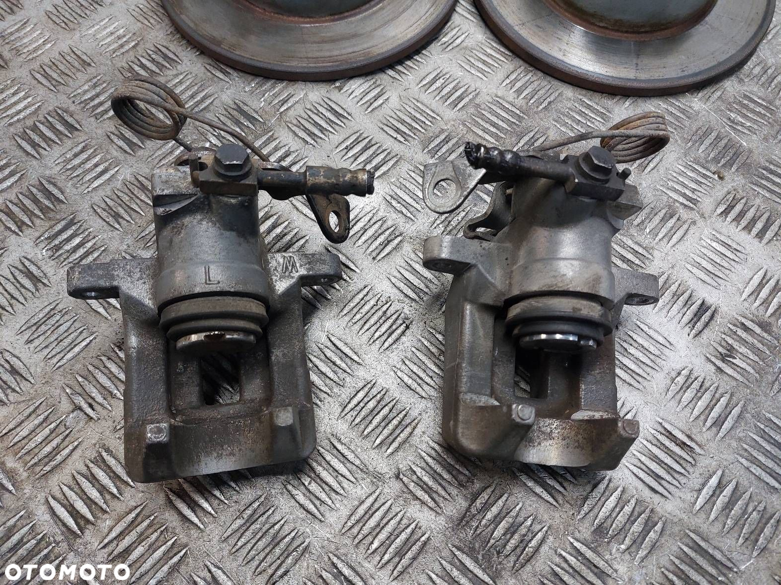 TARCZE HAMULCOWE TYŁ + ZACISKI VOLKSWAGEN PASSAT B5 FL - 3