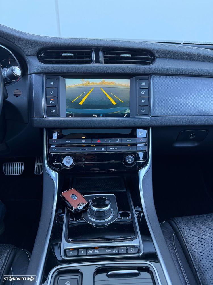 Jaguar XF 3.0 TDV6 R-Sport - 21