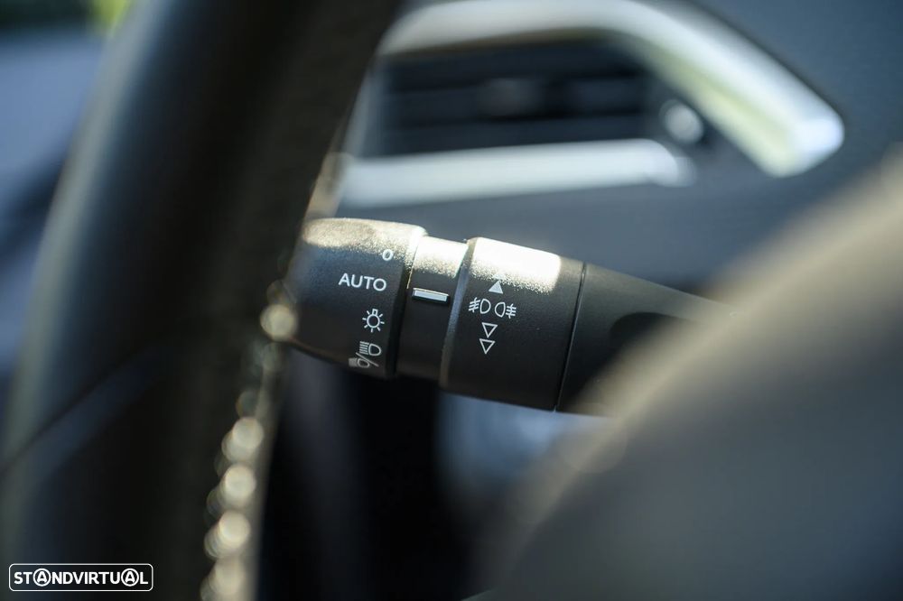 Peugeot 208 1.2 PureTech Signature - 33