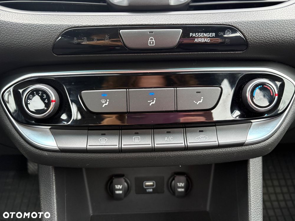 Hyundai i30 1.5 DPI Classic + - 15