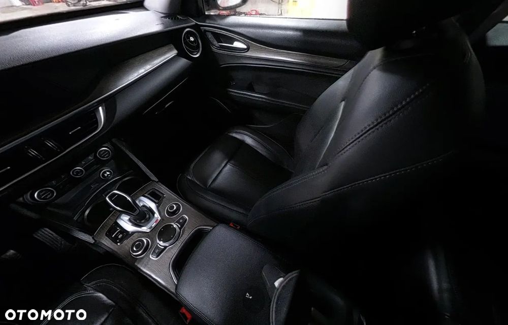 Alfa Romeo Stelvio 2.0 Turbo 16V AT8-Q4 Ti - 13
