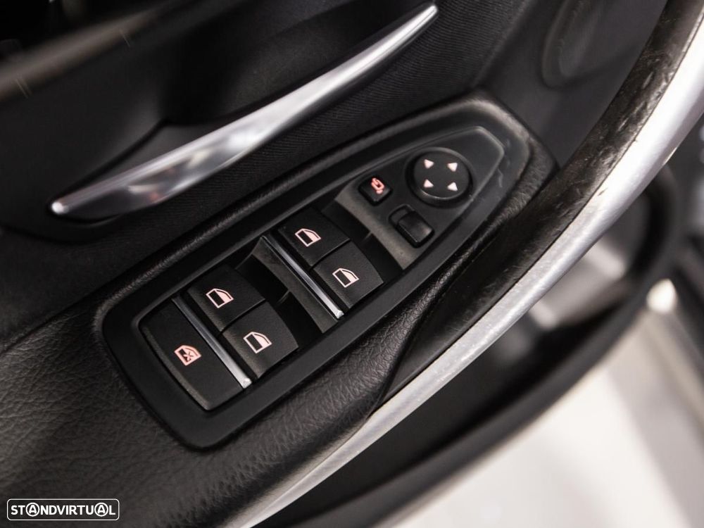 BMW 330 e iPerformance - 25