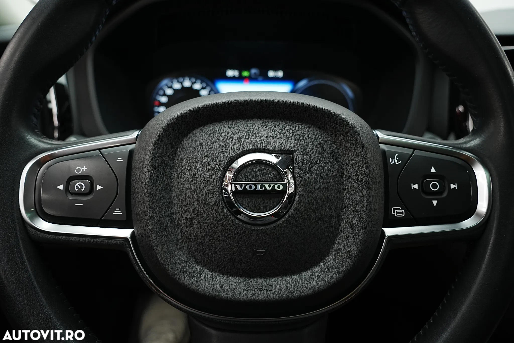Volvo XC 60 T8 Twin Engine AWD Geartronic Momentum - 36