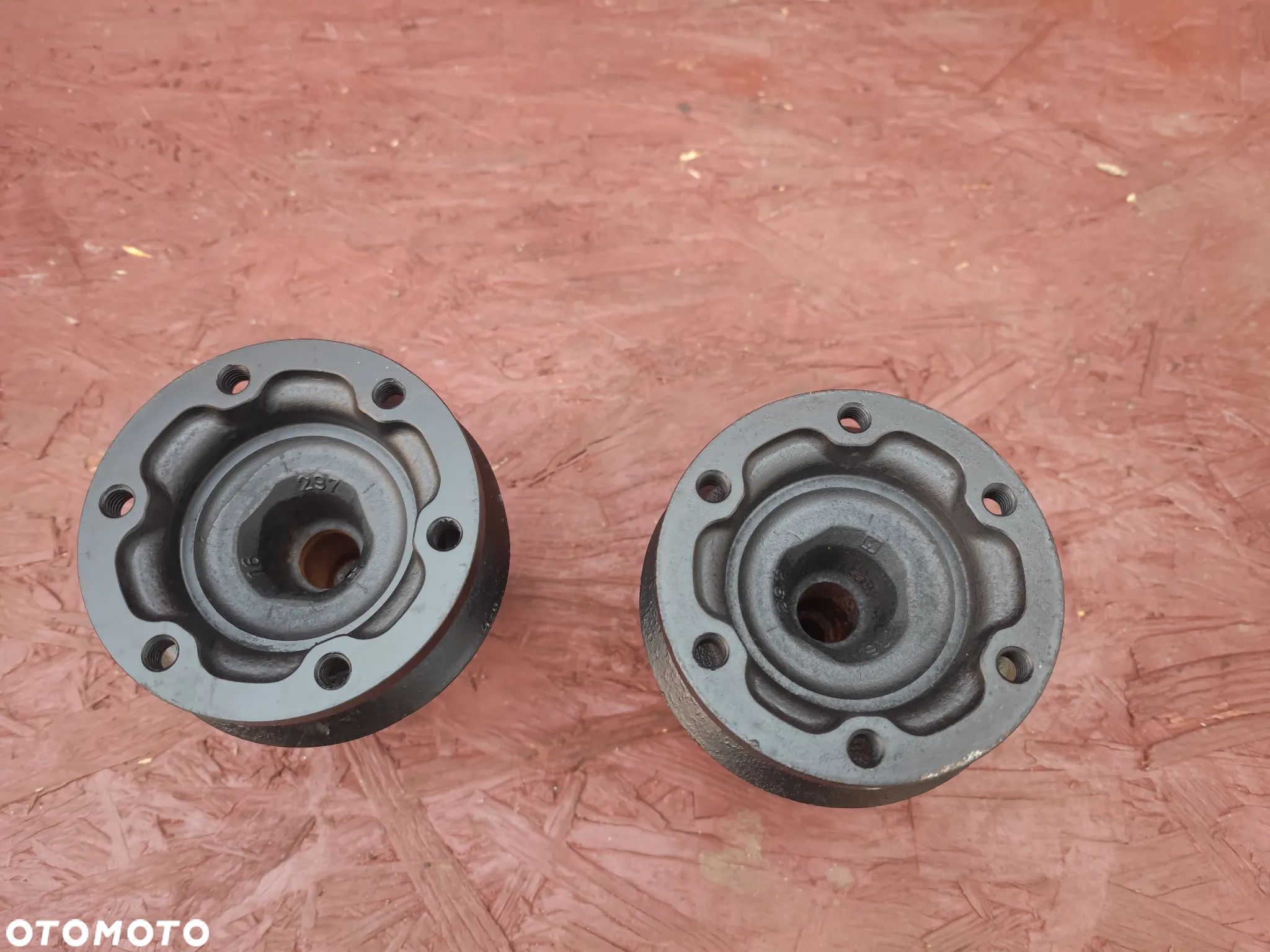 BMW E46 / E81 / E82 / E83 / E84 / E90 / E93 / E92 ORYGINALNE FLANSZE DYFERENCJAŁYU / FLANSZE DYFRA LEWA / PRAWA MAŁA GŁOWA TYP 168 DO SILNIKÓW BENZYNOWYCH N46 / N42 O NR. 33 13 1 214 751 / 33 13 1 428 269 OEM W BARDZO DOBRYM STANIE - 2