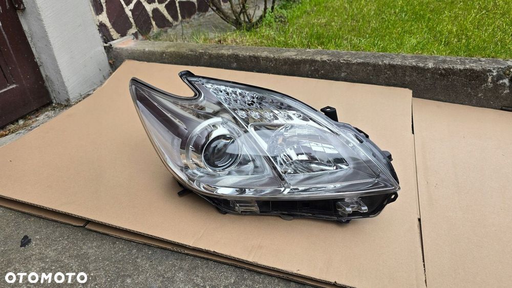 Toyota Prius III Lift 12-15 Lampa Przód Przednia Prawa Oryginał Srebrna - 1