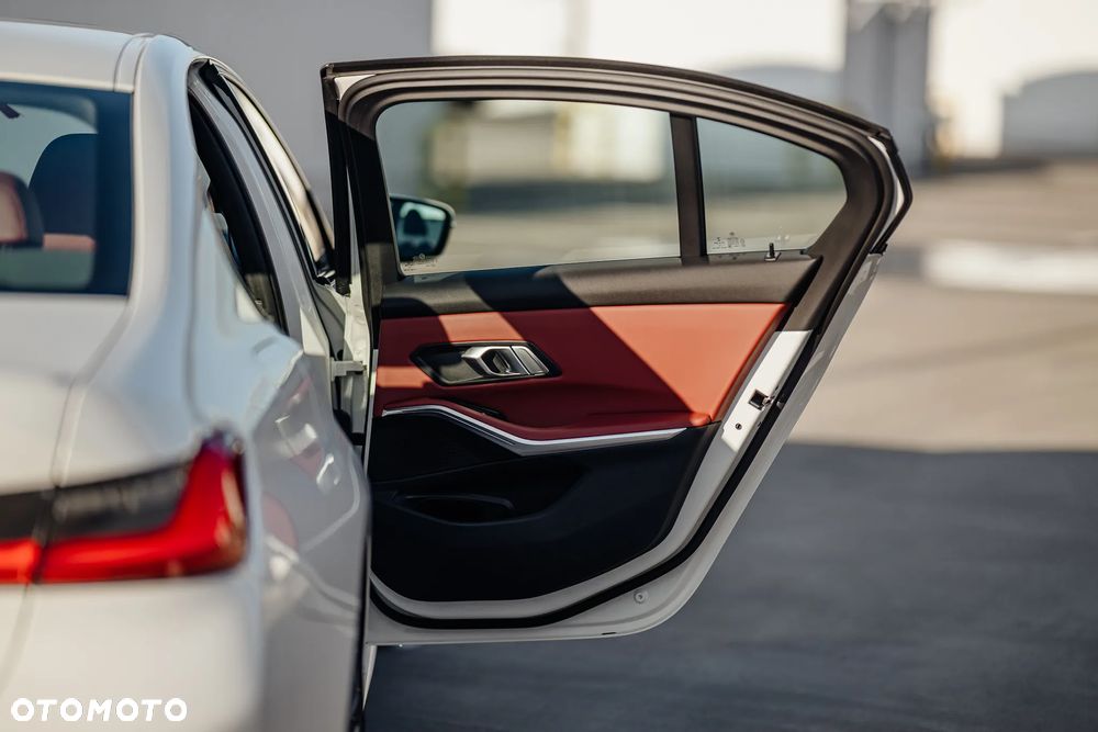 BMW Seria 3 330i M Sport - 25