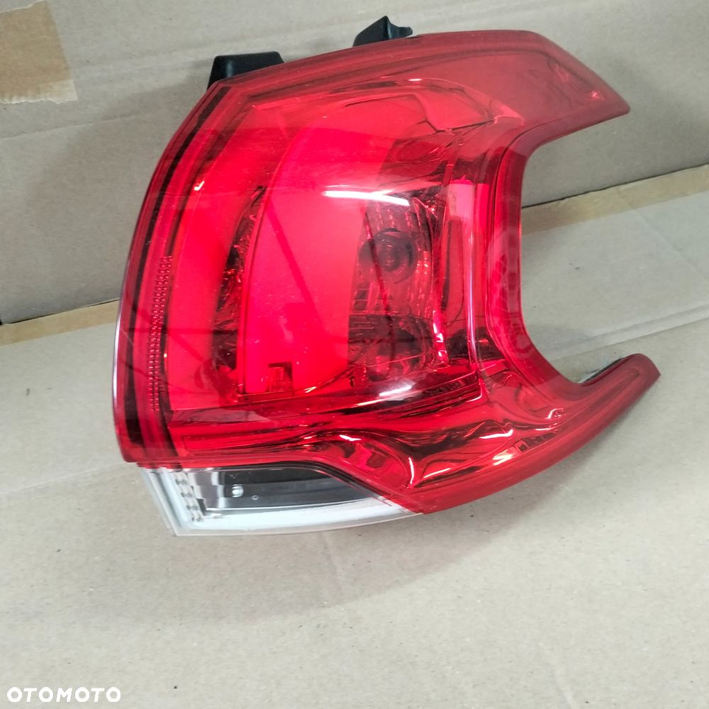 PEUGEOT 2008 LAMPA TYŁ PRAWA - 2