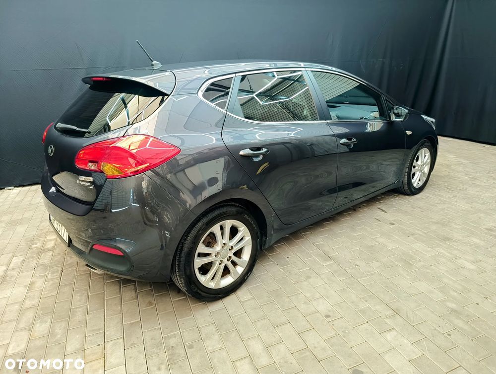 Kia Ceed 1.6 CRDi 128 Fifa World Cup Edition - 4