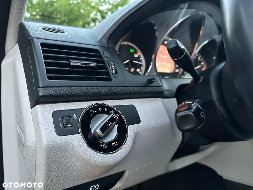 Mercedes-Benz Klasa C 180 Kompressor BlueEFFICIENCY Avantgarde - 29