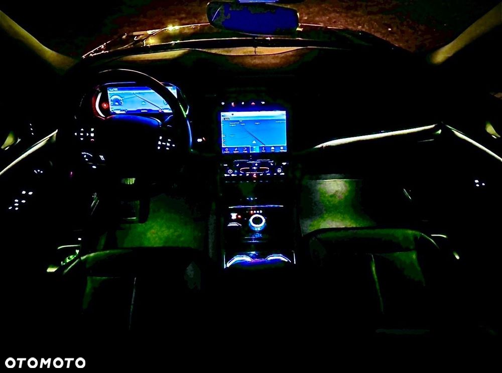 Jeep Grand Cherokee - 23