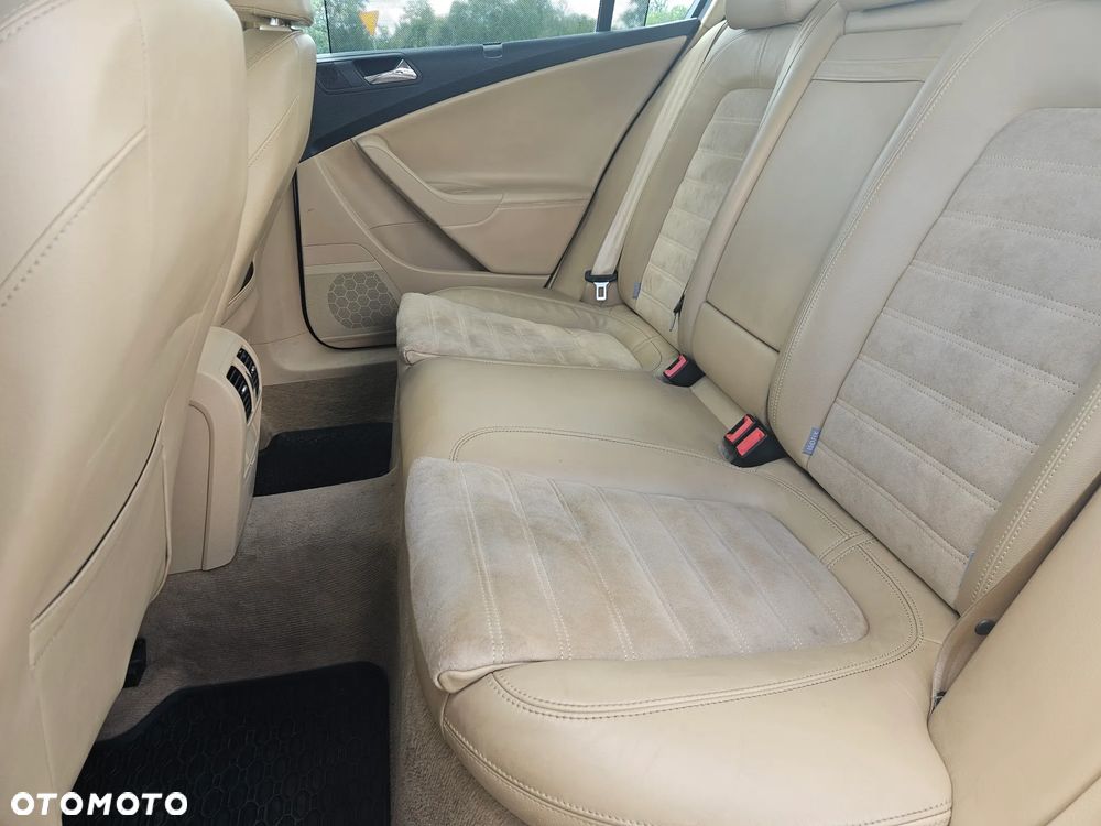Volkswagen Passat 2.0 TDI DPF Highline - 12