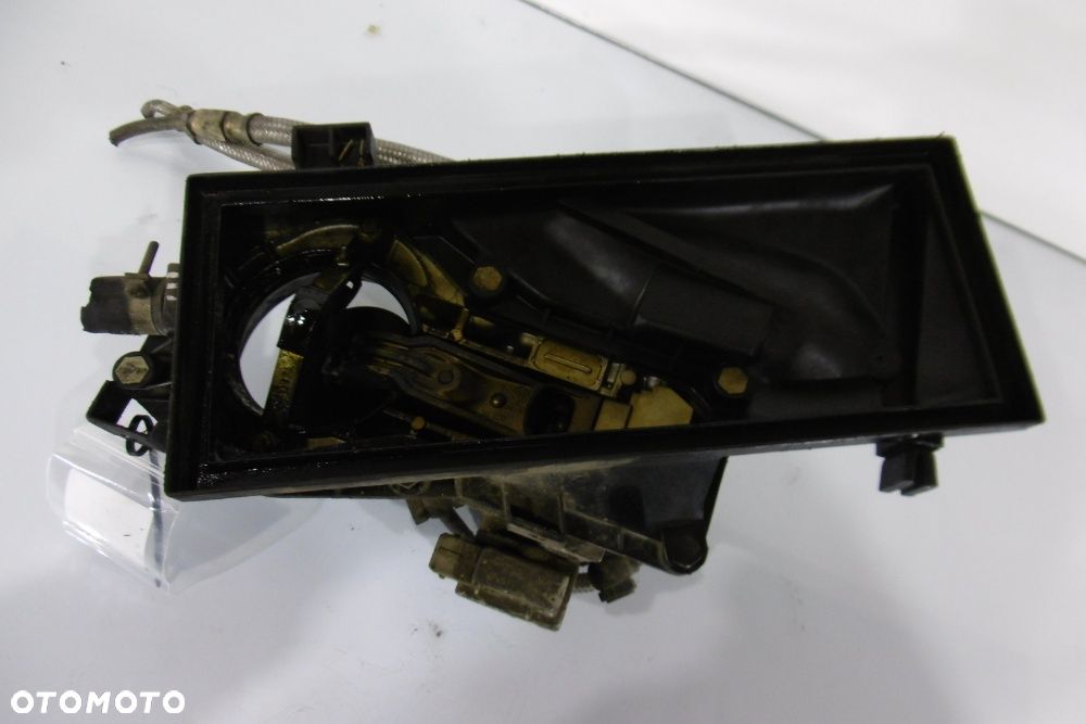 Przepływomierz objętościowy powietrza Audi 80 - 4