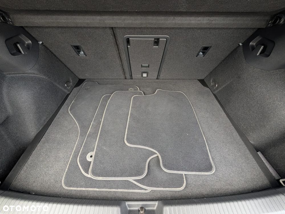 Volkswagen Golf 1.5 eTSI OPF DSG R-Line - 26