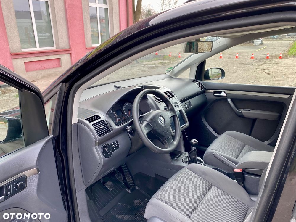 Volkswagen Touran - 12