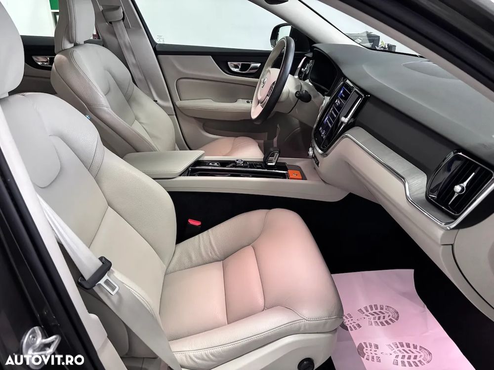 Volvo V60 V60CC B5 MHEV AT AWD Plus Bright - 16