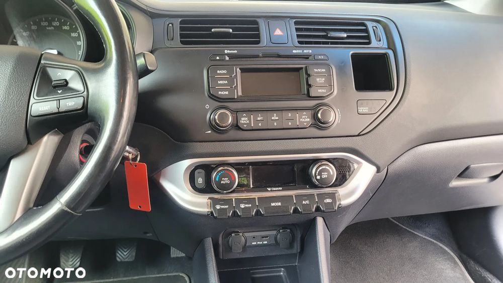 Kia Rio 1.4 Dream Team Edition - 34