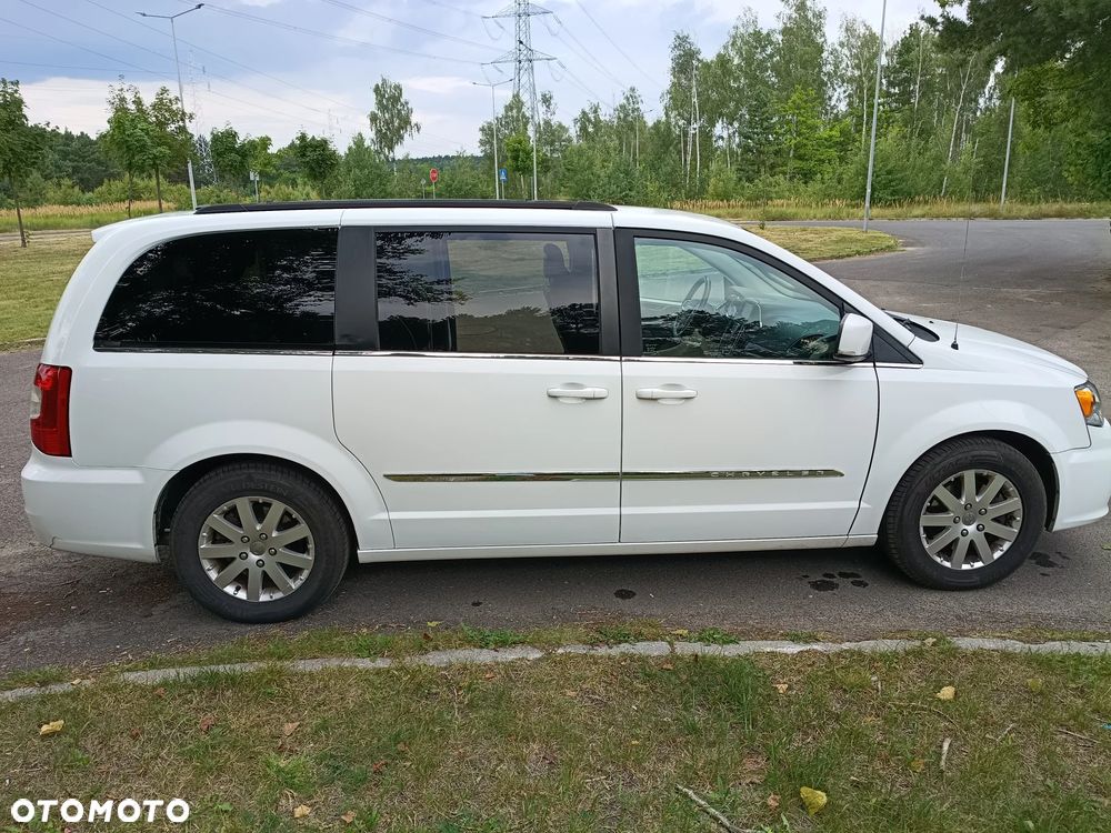 Chrysler Town & Country - 4