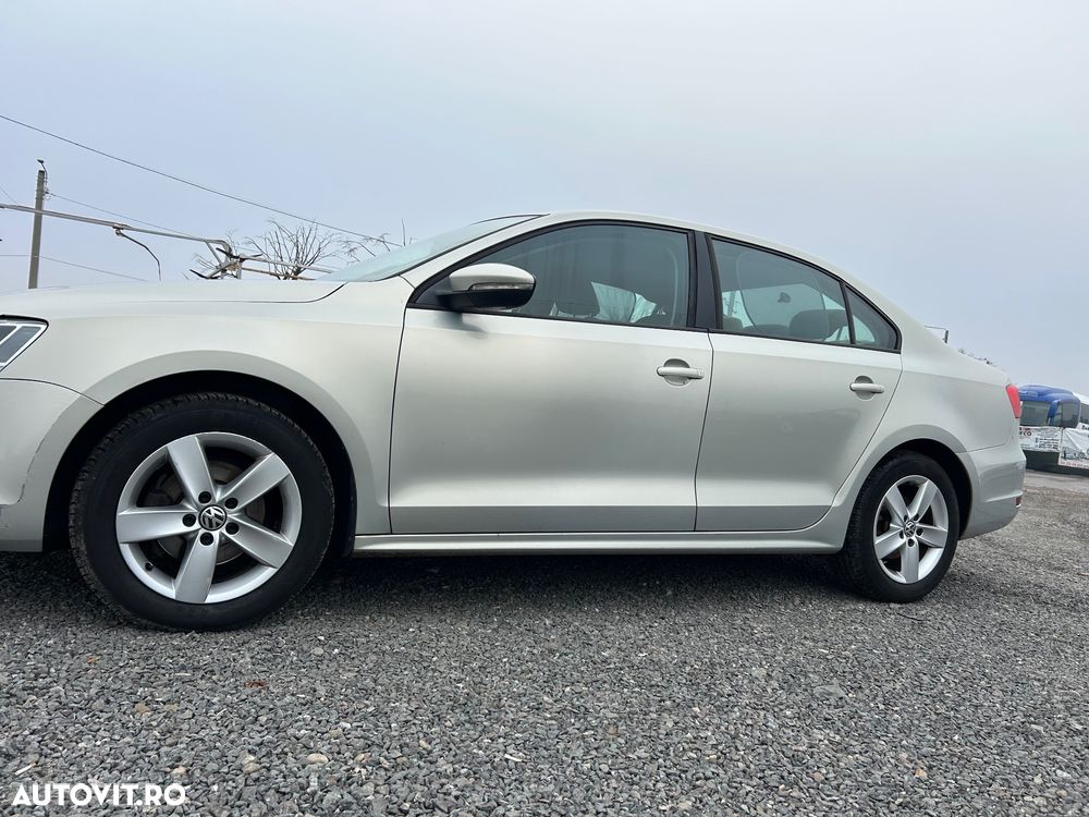 Volkswagen Jetta 1.6 TDI DSG Comfortline - 4