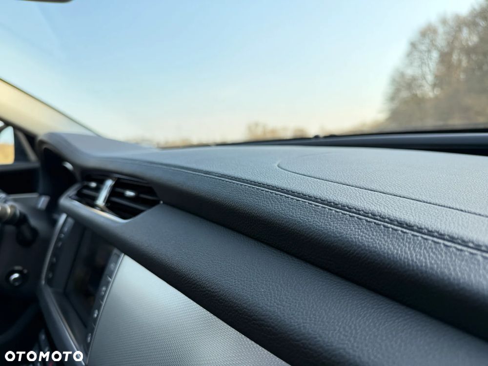 Jaguar XF 35t Portfolio - 28