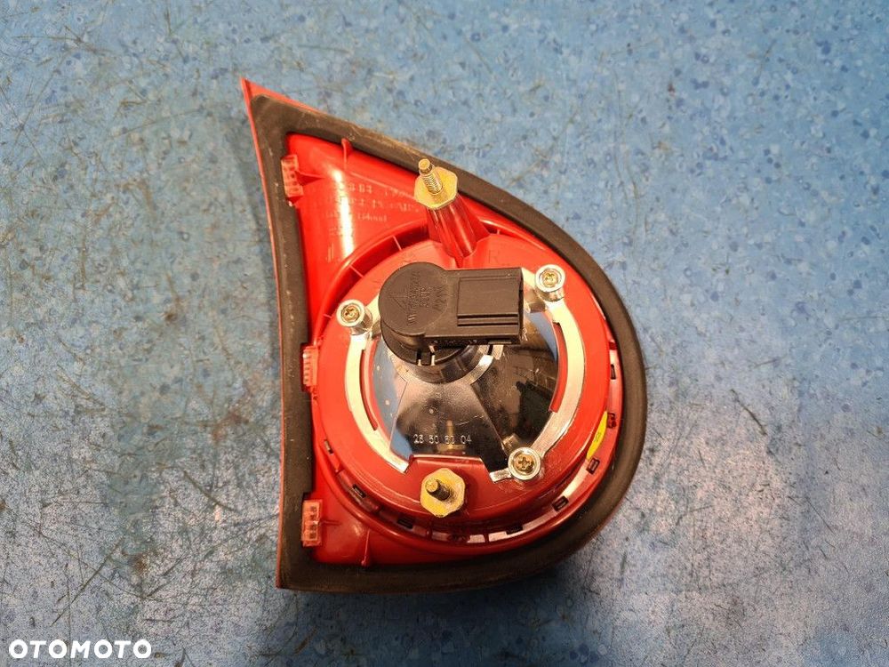 VW GOLF V LAMPA TYŁ PRAWA WEWNĘTRZNA W KLAPIE - 2