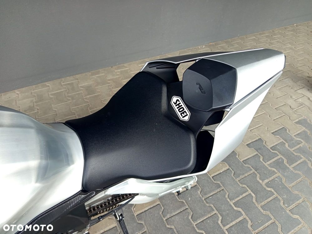 Yamaha R1 - 16
