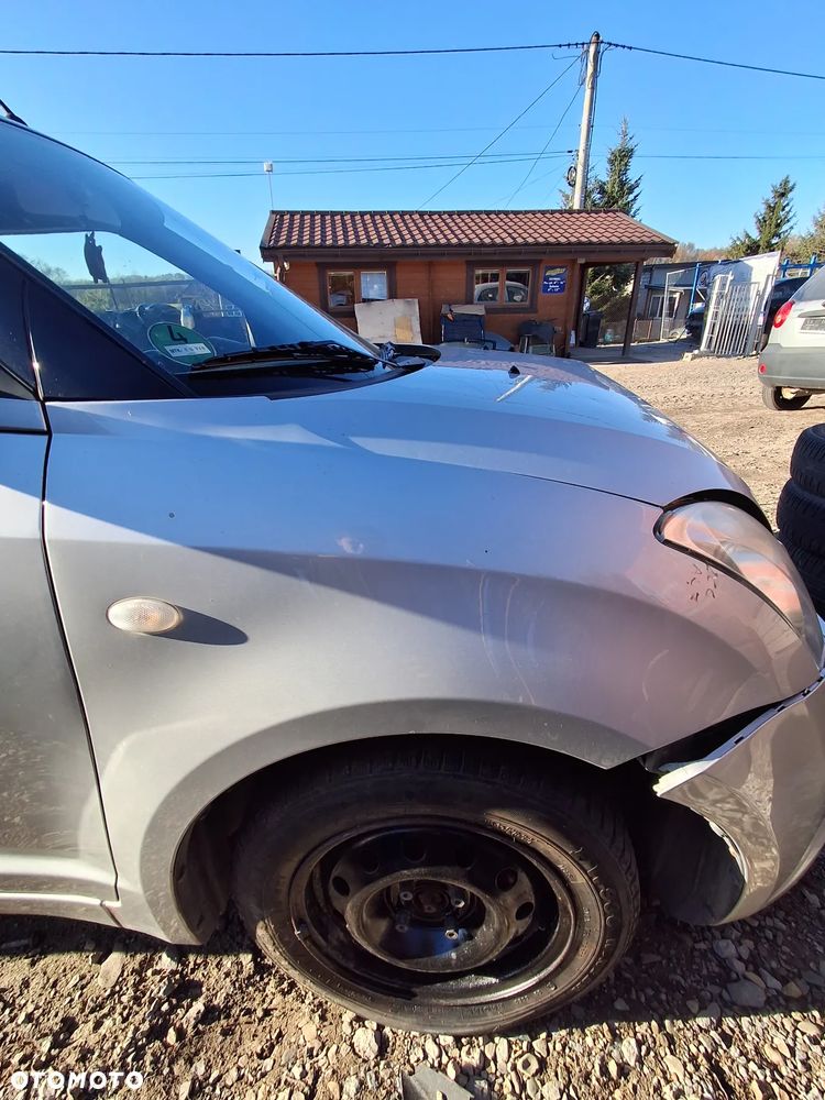 Suzuki Swift 3d 05 Blotnik prawy ZCC