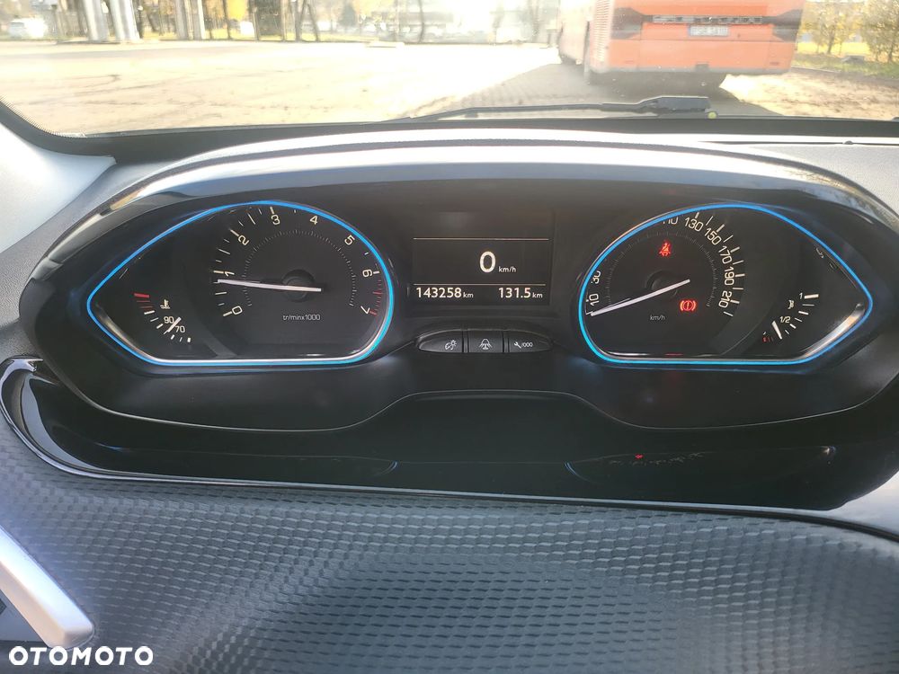 Peugeot 2008 1.2 Pure Tech Allure S&S - 25