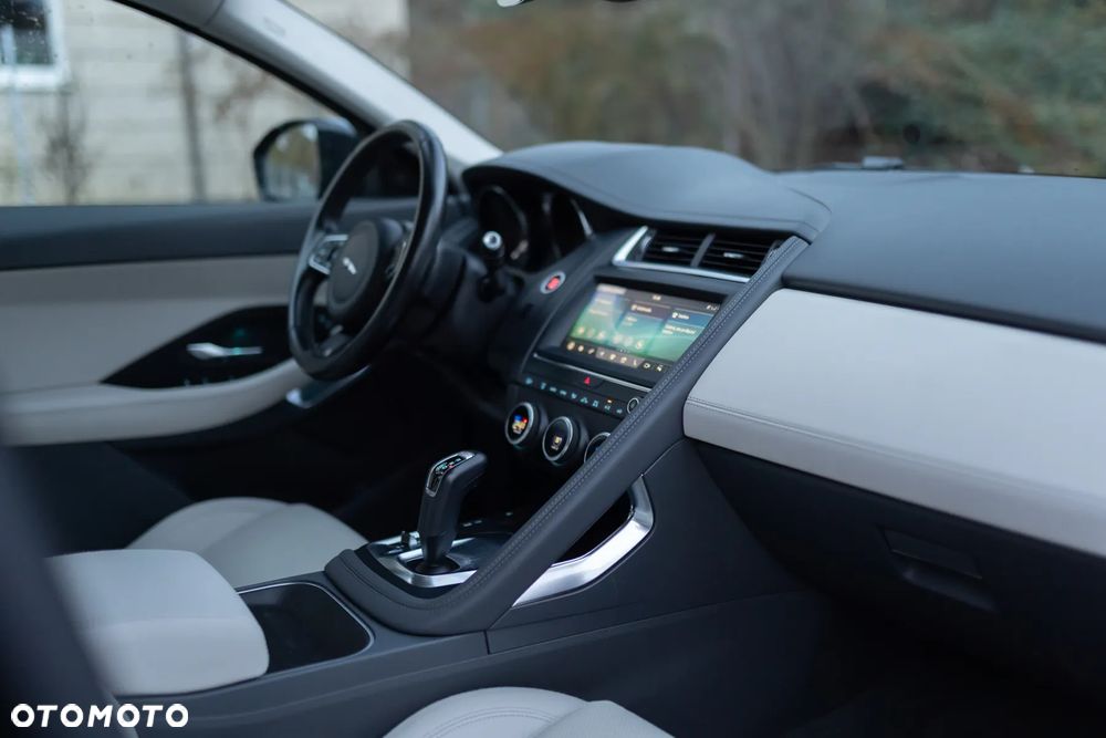 Jaguar E-Pace 2.0 i4P AWD R-Dynamic - 28