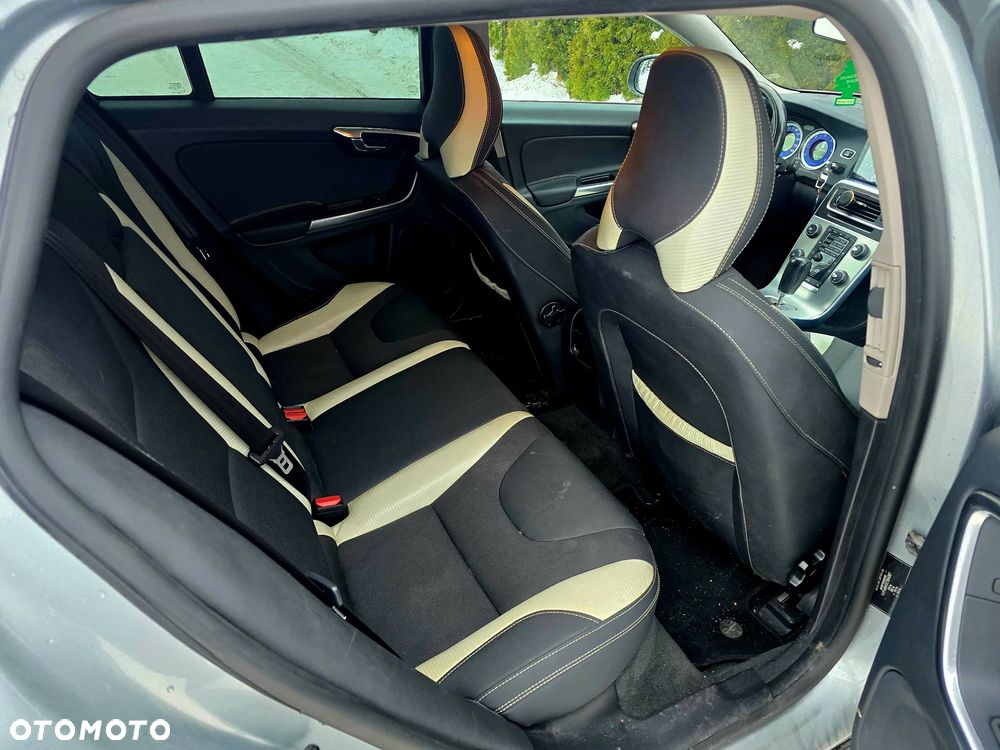 Volvo V60 D4 Geartronic RDesign - 24