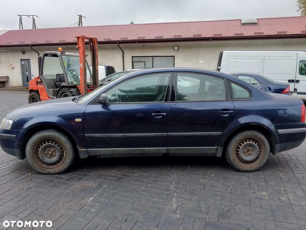 Volkswagen Passat B5 (97-00.) 1.6 B 100KM. Silnik AHL (ADP, ANA, ARM) Skrzynia DWG lakier LN5Y.Cały na części. GWARANCJA !!!  Przód Tył Zestaw Komplet Drzwi Klapa Zderzak Błotnik Maska Grill Atrapa Szyba Pas Lampa Lusterko Boczki Fotel Kanapa Kokpit Deska Rozdzielcza Przełącznik Włącznik Sterownik Przewody Wiązka Instalacja Moduł Komputer Czujnik Listwa Pompa Alternator Wtryski Głowica Rozrusznik Kompresor Sprzęgło Dwumas Silnik Skrzynia ABS Klimatyzacji Paliwa Wspomagania Kolektor Turbina Przepustnica Zawór Chłodnica Koło Hak Belka Sanki Zawieszenie Mcpherson Półoś Amortyzator Wydech Tłumik Zacisk Most - 4