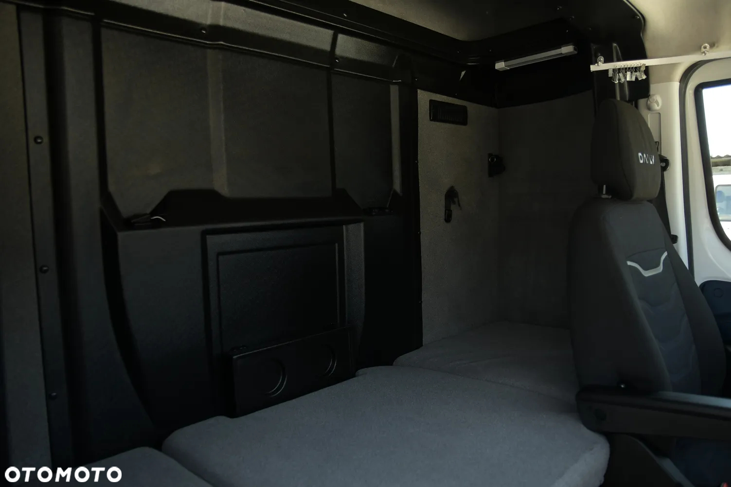 Iveco DAILY 35-180 HiMATIC Mroźnia +25/-25 * 7 PALET * THERMO KING V300 MAX * Salon PL - 20