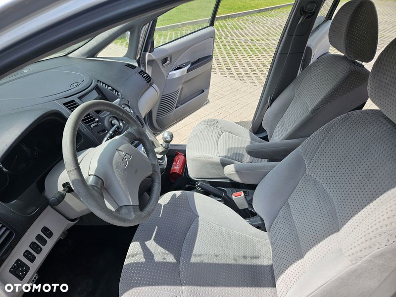 Mitsubishi Grandis 2.4 Intense - 6
