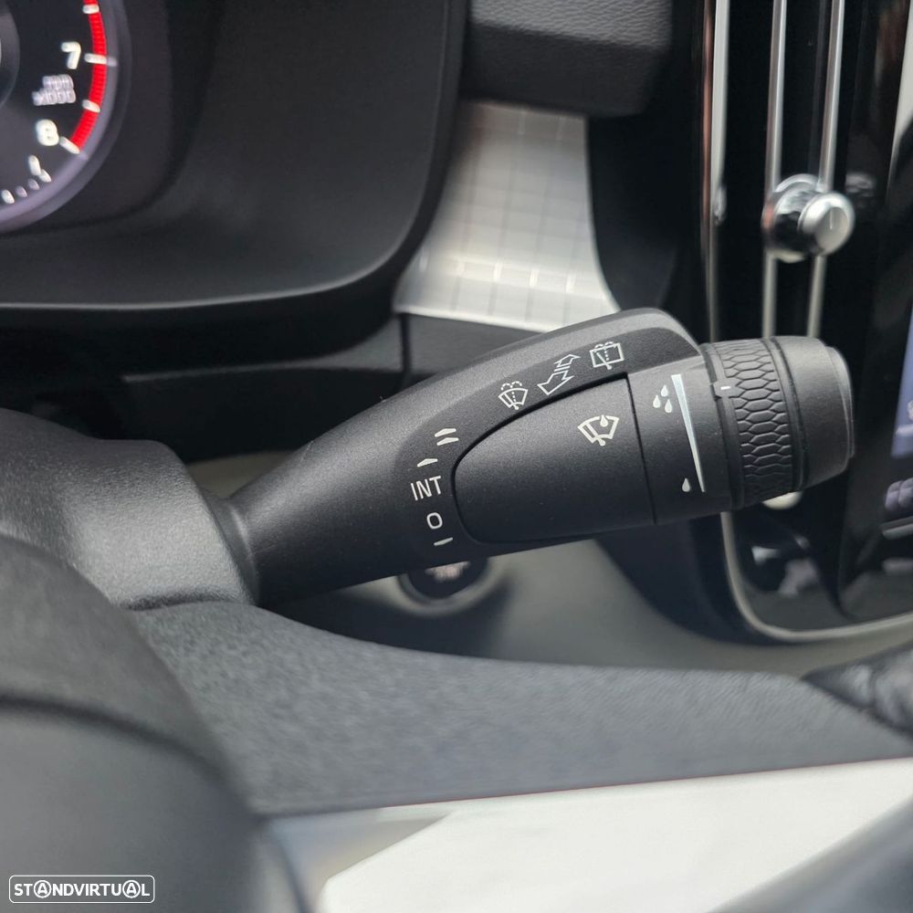 Volvo XC 40 1.5 T3 Momentum Tech Edition - 22