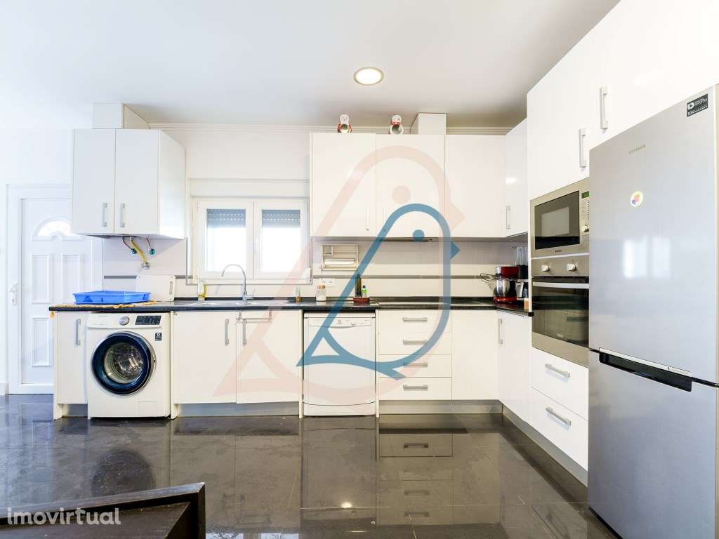 Excelente Oportunidade de Investimento: Moradia Bi-Familiar com Ter... - Grande imagem: 3/48