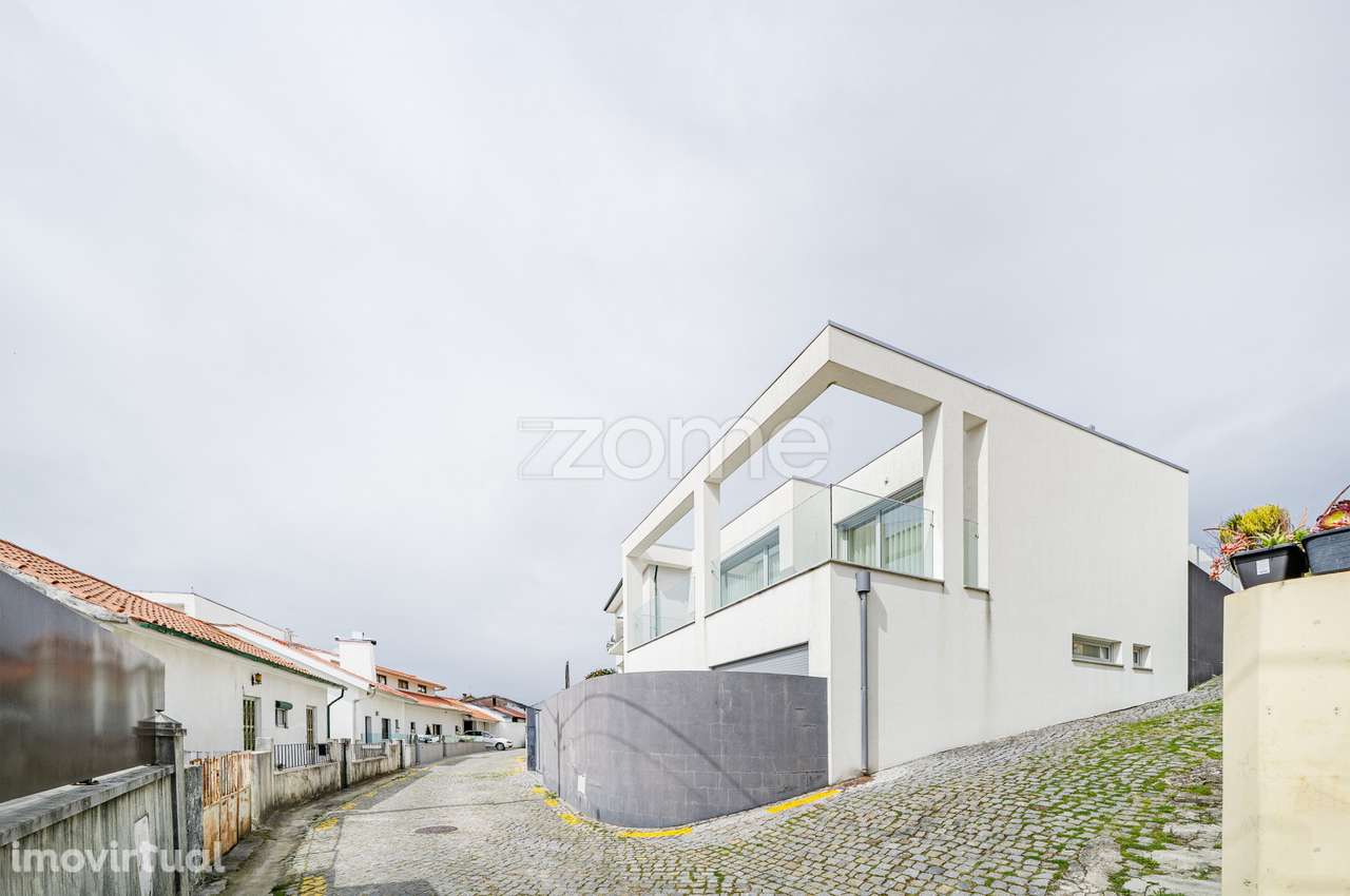 Moradia Individual T3 com Escritório, Semi-Nova, em Nogueira, Braga - Grande imagem: 2/57