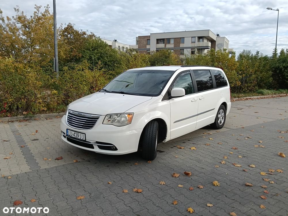 Chrysler Town & Country - 7