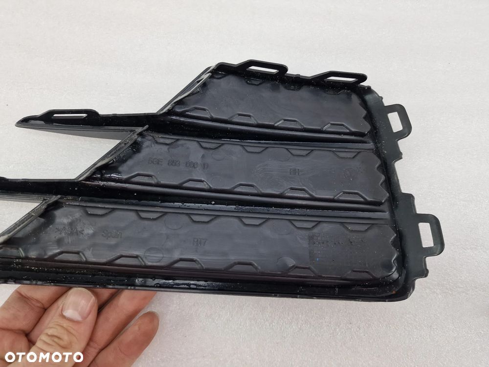 VW E-GOLF / GOLF VII 7 5GE 16- LEWA / PRAWA KRATKA BOCZNA ZDERZAKA PRZEDNIEGO PRZÓD , NR 5GE853666D / 5GE853665D , NR AUKCJI E/36 - 5