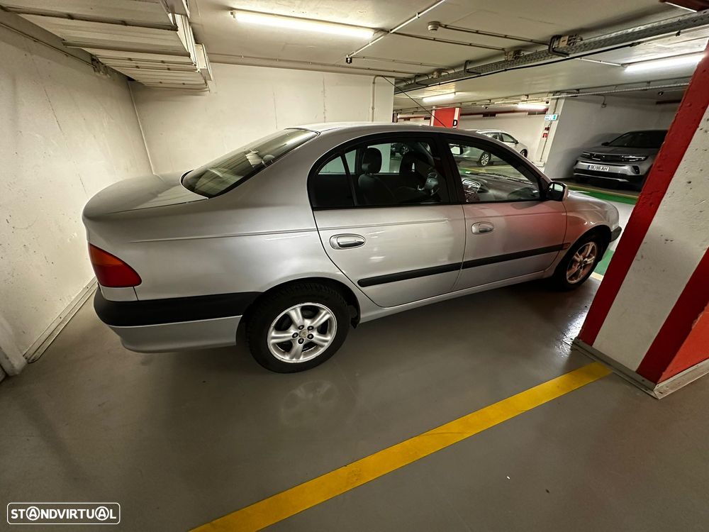 Toyota Avensis Sedan 1.6 Sol - 5